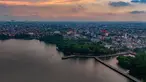 Foto udara memperlihatkan area Situ Cipondoh di Kota Tangerang, Banten, yang tetap berfungsi sebagai kawasan konservasi air sekaligus destinasi rekreasi warga, Rabu (14/4/2026). Berlokasi di Jalan KH Hasyim Ashari, Situ Cipondoh dibangun pada sekitar 1930-an pada masa pemerintahan kolonial Belanda sebagai danau buatan dengan fungsi utama mendukung kebutuhan masyarakat. (merdeka.com/Arie Basuki)