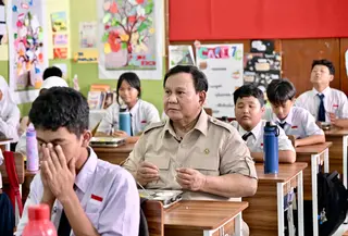 Di salah satu ruang kelas, Prabowo ikut makan MBG bersama para siswa. (Foto: Biro Pers Sekretariat Presiden)