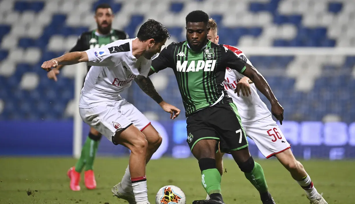 Pemain Sassuolo Jeremie Boga (kanan) mencoba melewati Pemain AC Milan Davide Calabria pada pertandingan Serie A Italia di Stadion Mapei, Reggio Emilia, Italia, Selasa (21/7/2020). AC Milan menang 2-1 sekaligus menggeser posisi AS Roma dari posisi lima klasemen. (Massimo Paolone/LaPresse via AP)