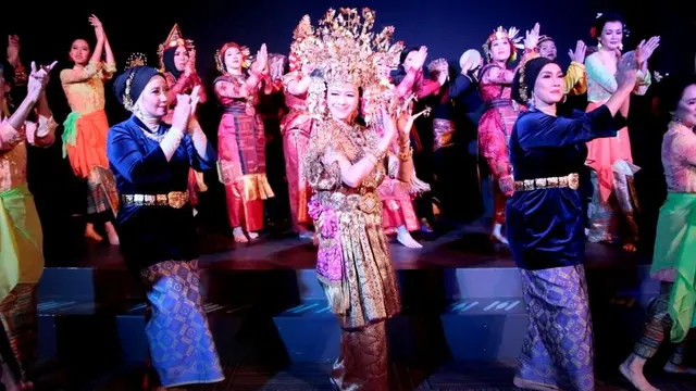 [Fimela] Komunitas Perempuan Menari Mempersembahkan Seloka Swarnadwipa