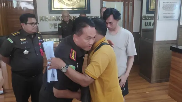 Ayah pelaku pencurian sepeda motor memeluk Kepala Kejari Pekanbaru karena menghentikan penuntutan perkara.