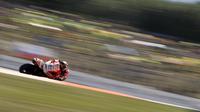 Bidikan kamera aksi pebalap Ducati, Jorge Lorenzo yang sedang melaju dengan tunggangannya pada kualifikasi MotoGp di Sirkuit Brno, (5/8/2017). Marc Marquez menjadi juara pada balapan tersebut. (AFP/Michal Cizek) 