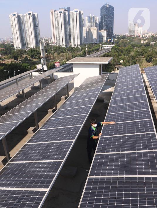 Pekerja melakukan pengecekan panel surya di atas gedung di kawasan Jakarta, Senin (31/8/2020). Pemerintah tengah menyiapkan peraturan presiden terkait energi baru terbarukan dan konservasi energi agar target 23 persen bauran energi di Indonesia bisa tercapai pada 2045. (Liputan6.com/Angga Yuniar)