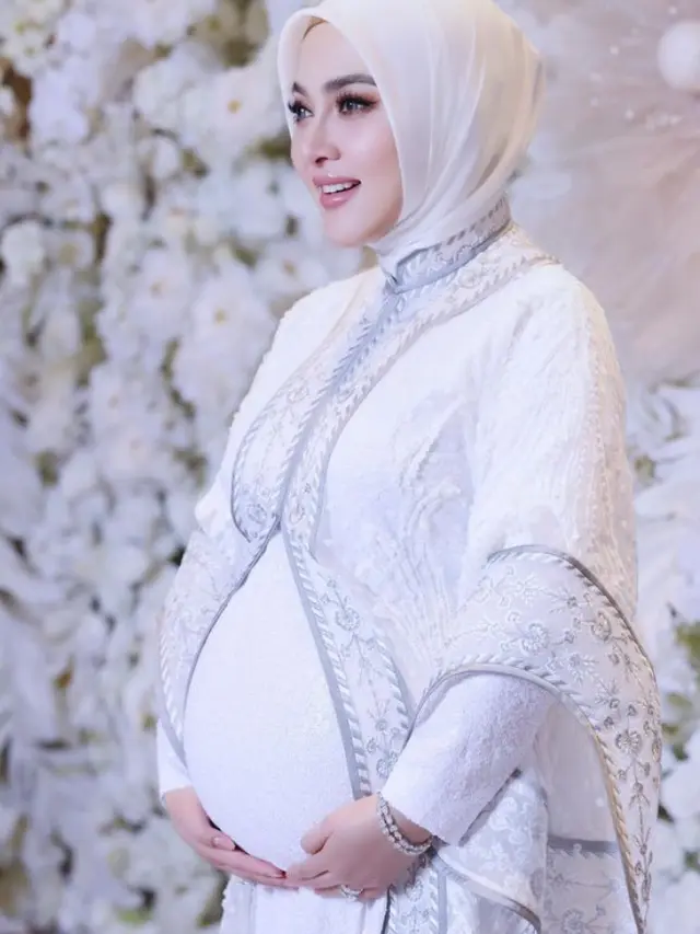Gaya Syahrini Pamer Baby Bump saat Hamil 7 Bulan. [@princessyahrini]