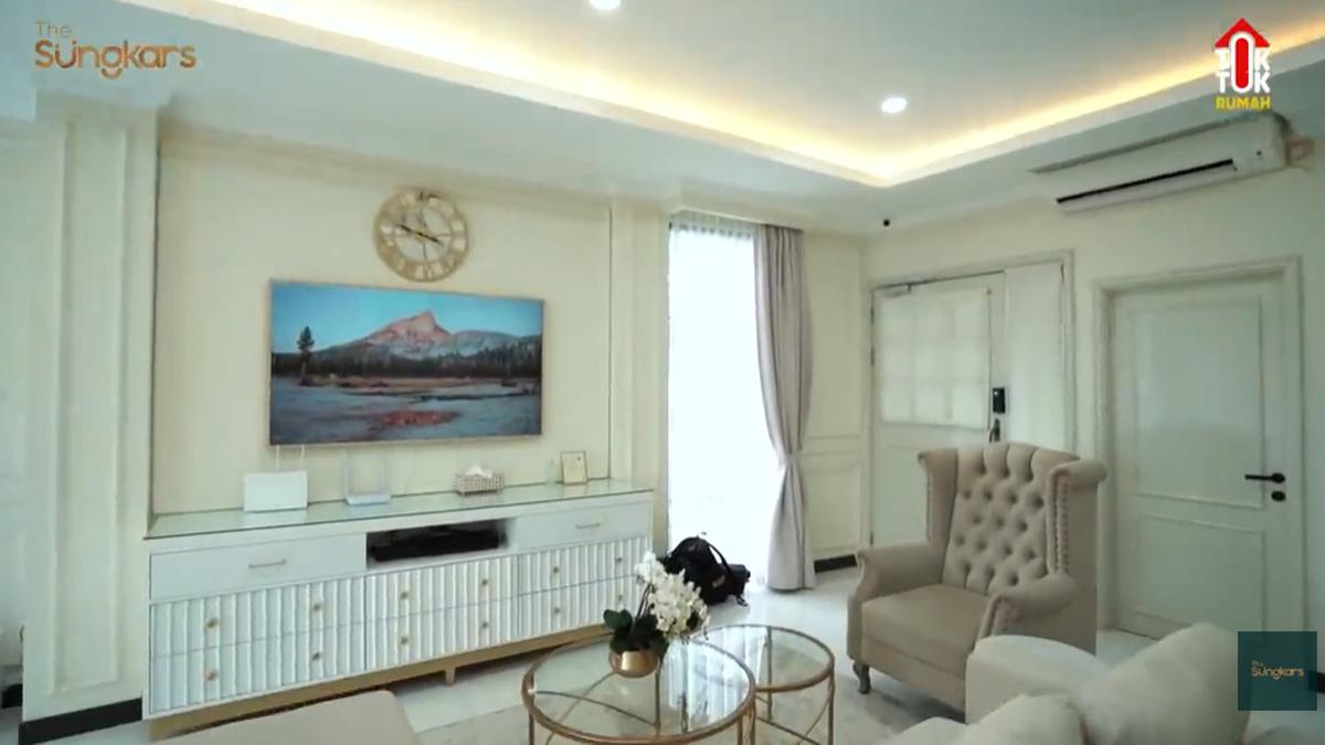 5 Potret Ruang Keluarga di Rumah Fitri Tropica dan Irvan Hanafi, Modern dan Elegan