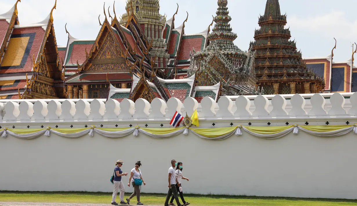 <p>Turis berjalan di luar kompleks bangunan Istana Raja di Bangkok, 8 Maret 2020. Jumlah kedatangan turis ke Thailand tahun ini diperkirakan turun hingga 6 juta, terendah dalam empat tahun terakhir, menurut Otoritas Pariwisata Thailand (TAT) dalam konferensi pers baru-baru ini. (Xinhua/Zhang Keren)</p>