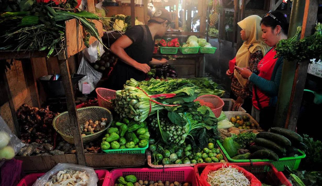 Kenaikan bahan bakar minyak (BBM) mengakibatkan harga kebutuhan pokok di sejumlah pasar mengalami kenaikan, Jakarta, Selasa (18/11/2014). (Liputan6.com/Johan Tallo)