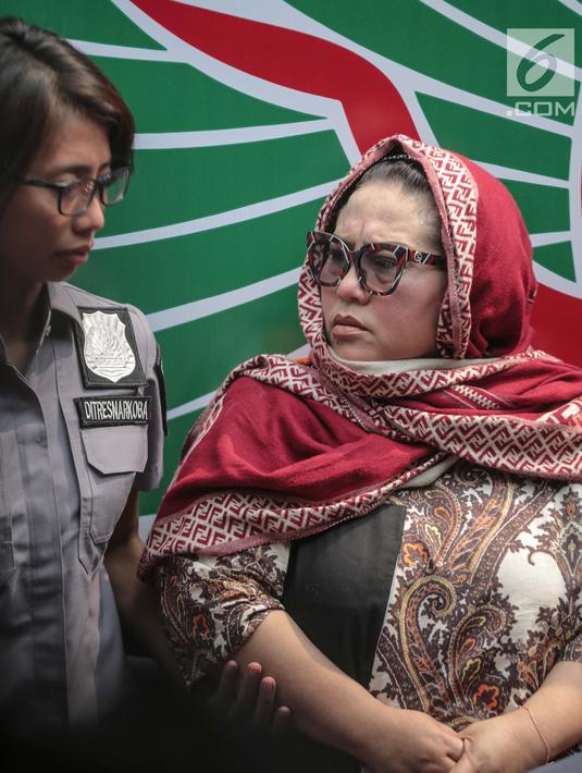 Komedian Tri Retno Prayudati alias Nunung (kanan) saat dihadirkan dalam rilis kasus narkoba di Polda Metro Jaya, Jakarta, Senin (22/7/2019). Nunung ditangkap bersama suaminya, July Jan Sambiran, usai bertransaksi narkoba dengan tersangka TB di kediaman mereka. (Liputan6.com/Faizal Fanani)