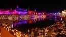 Orang-orang India menyalakan lampu dari tanah liat pada festival Diwali di tepi Sungai Sarayu, Ayodhya, Selasa (6/11). Kota di utara India itu memecahkan rekor dunia Guinness setelah menyalakan 300.150 lampu selama 45 menit. (AP/Rajesh Kumar Singh)