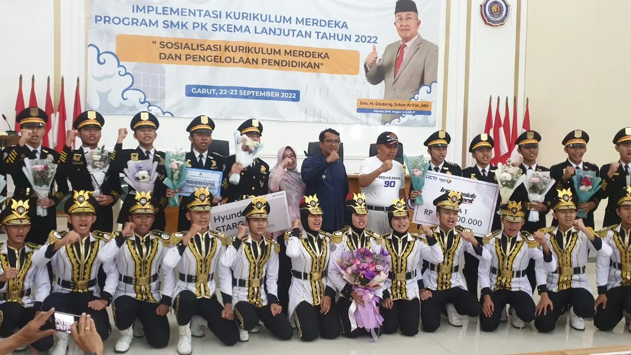 Pasheman’90, kelompok paskibraka remaja asal Garut, Jawa Barat, bersiap mengikuti ajang bergengsi serupa di tingkat asia. (Liputan6.com/Jayadi Supriadin)
