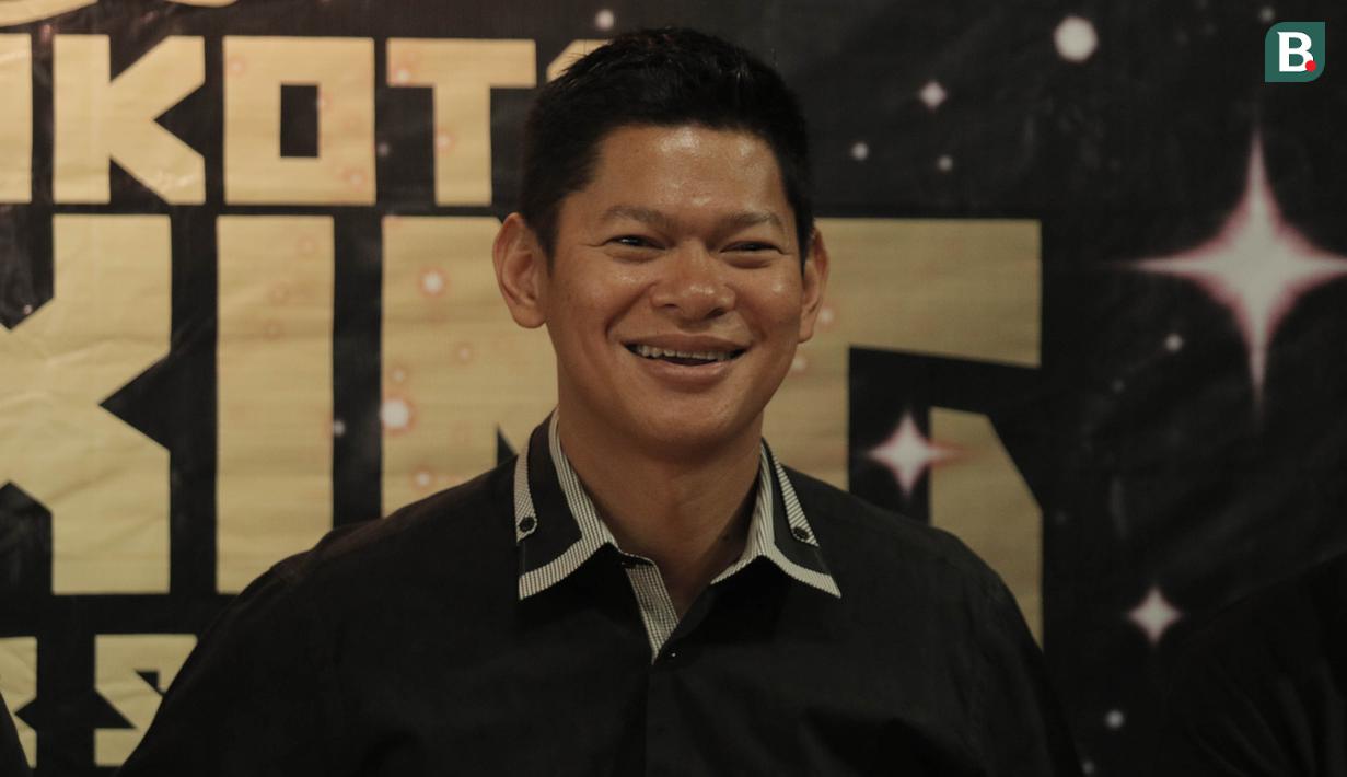 Promotor Mahkota Promotion, Raja Sapta Oktohari, saat jumpa pers di O2 Club, Jakarta, Jumat (23/2/2018). Mahkota Promotion akan menggelar Mahkota Boxing Series untuk mencari petinju professional. (Bola.com/M Iqbal Ichsan)