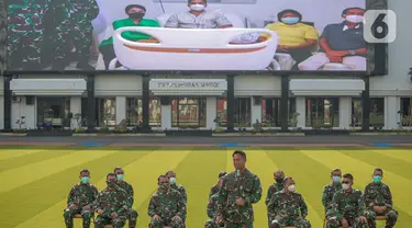 Kasad Jenderal TNI Andika Perkasa (tengah) memperkenalkan Serda Aprilia Manganang via videotron di Mabes AD, Jakarta, Selasa (9/3/2021). Aprilia Manganang diperkenalkan kembali dengan jenis kelamin laki-laki usai melakukan corrective surgery oleh tim dokter TNI AD. (Liputan6.com/Faizal Fanani)