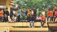 Demi Persija, Jakmania Yogyakarta Rela Berdiri di Atas Gerbang