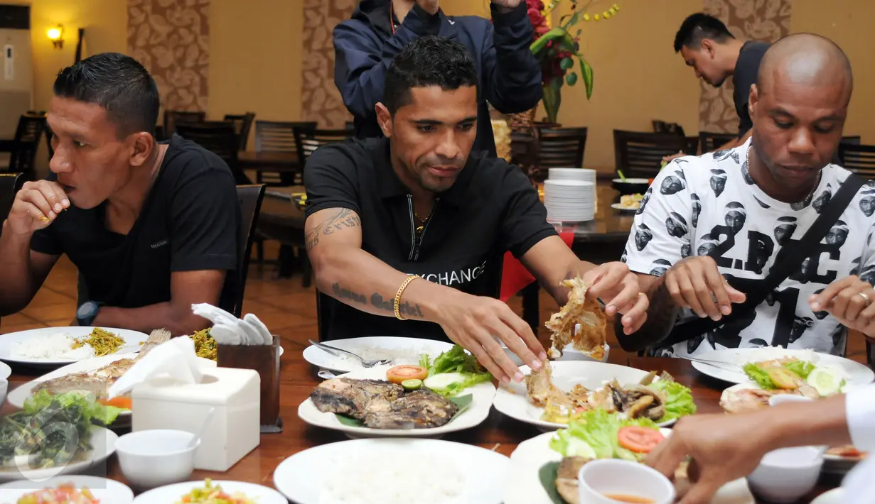 Penyerang Sriwijaya FC, Alberto Goncalves (tengah) menyantap hidangan di salah satu restoran di Bandung, Sabtu (19/3/2016). Manejemen Sriwijaya FC memilih makan bersama saat jeda laga turnamen Piala Bhayangkara 2016. (Liputan6.com/Helmi Fithriansyah)