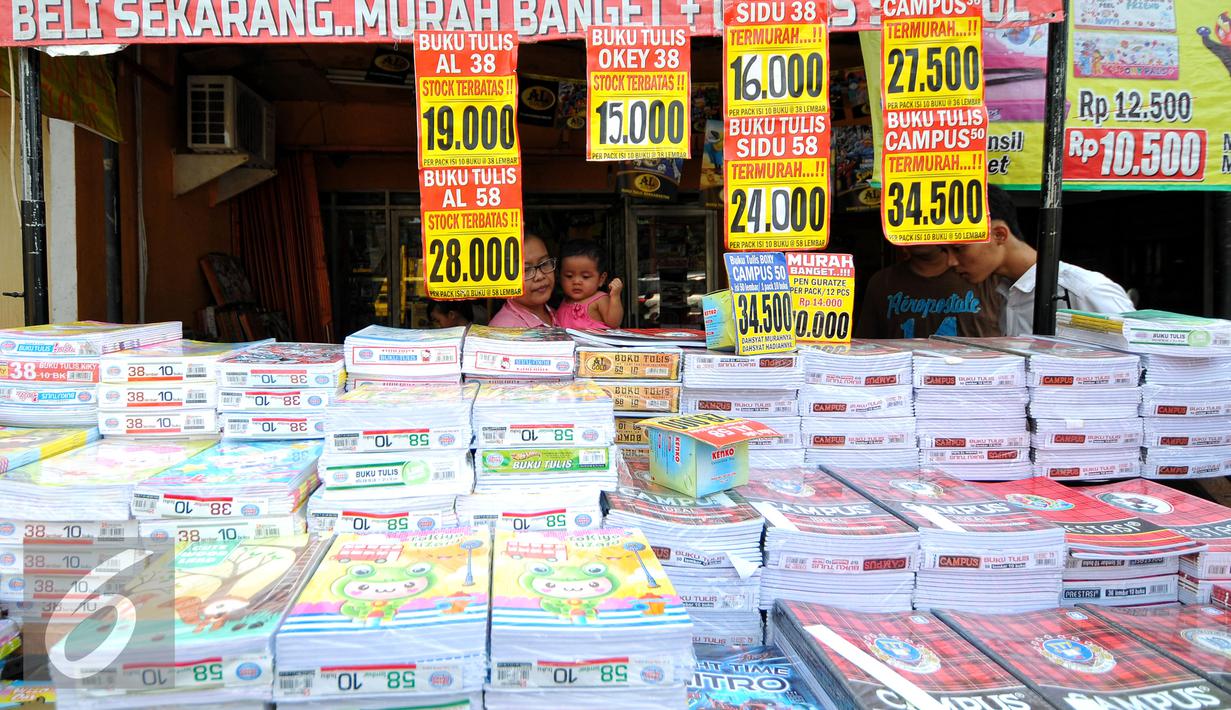 Jelang tahun ajaran baru 2015/2016, penjualan buku tulis dan perlengkapan sekolah meninggkat hingga 30 persen, Jakarta, Minggu (16/7/2015). Tampak seorang anak sedang melihat aneka perlengkapan sekolah. (Liputan6.com/Yoppy Renato)