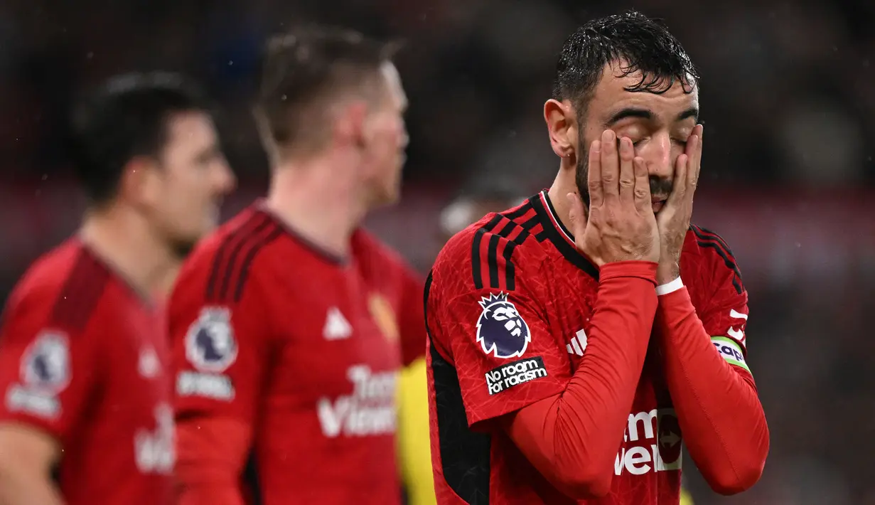 <p>Reaksi kecewa kapten Manchester United, Bruno Fernandes saat menghadapi Bournemouth pada laga pekan ke-16 Liga Inggris 2023/2024 di Old Trafford Stadium, Sabtu (9/12/2023). (AFP/Oli Scarff)</p>