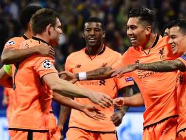 Para pemain Liverpool merayakan gol yang dicetak Roberto Firmino ke gawang Maribor pada laga Liga Champions di Stadion Ljudski Vrt, Maribor, Selasa (17/10/2017). Maribor kalah 0-7 dari Liverpool. (AFP/Jure Makovec)