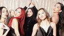 Sarita mengaku bersyukur punya empat putri cantik yang begitu kompak merencanakan kejutan pesta ulang tahun mewah di acara ulang tahunnya yang ke-48 ini. Mereka berlima tampak kompak mengenakan busana serba hitam.(Liputan6.com/IG/@_shaniasalsabila)