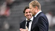Mantan kiper Denmark, Peter Schmeichel (kanan), berbicara dengan mantan pemain Inggris kelahiran Kanada, Owen Hargreaves, sebelum pertandingan Grup C UEFA Euro 2024 antara Denmark dan Inggris di Frankfurt Arena di Frankfurt am Main pada 20 Juni 2024. (Kirill KUDRYAVTSEV/AFP)