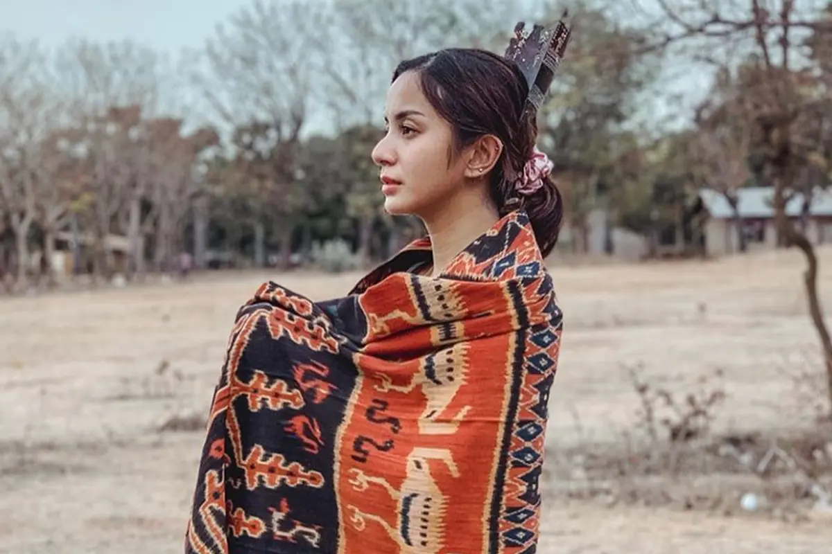 FOTO: Pesona Kirana Larasati Saat Pakai Kain Etnik Sumba, Menawan