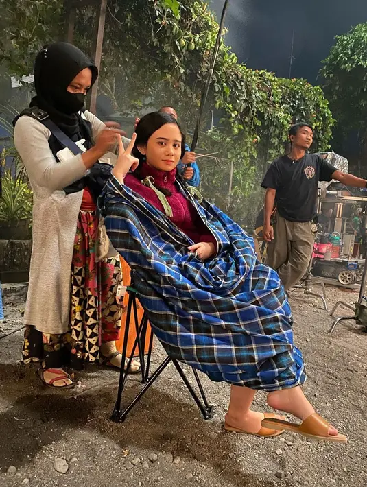 Tissa Biani tampak menikmati gayanya mengenakan sarung saat menunggu syuting.  Penampilan kekasih Dul Jaelani ini banjir pujian, anda layak dapat bintang tulis ibnujamilo.(Instagram/tissabian)