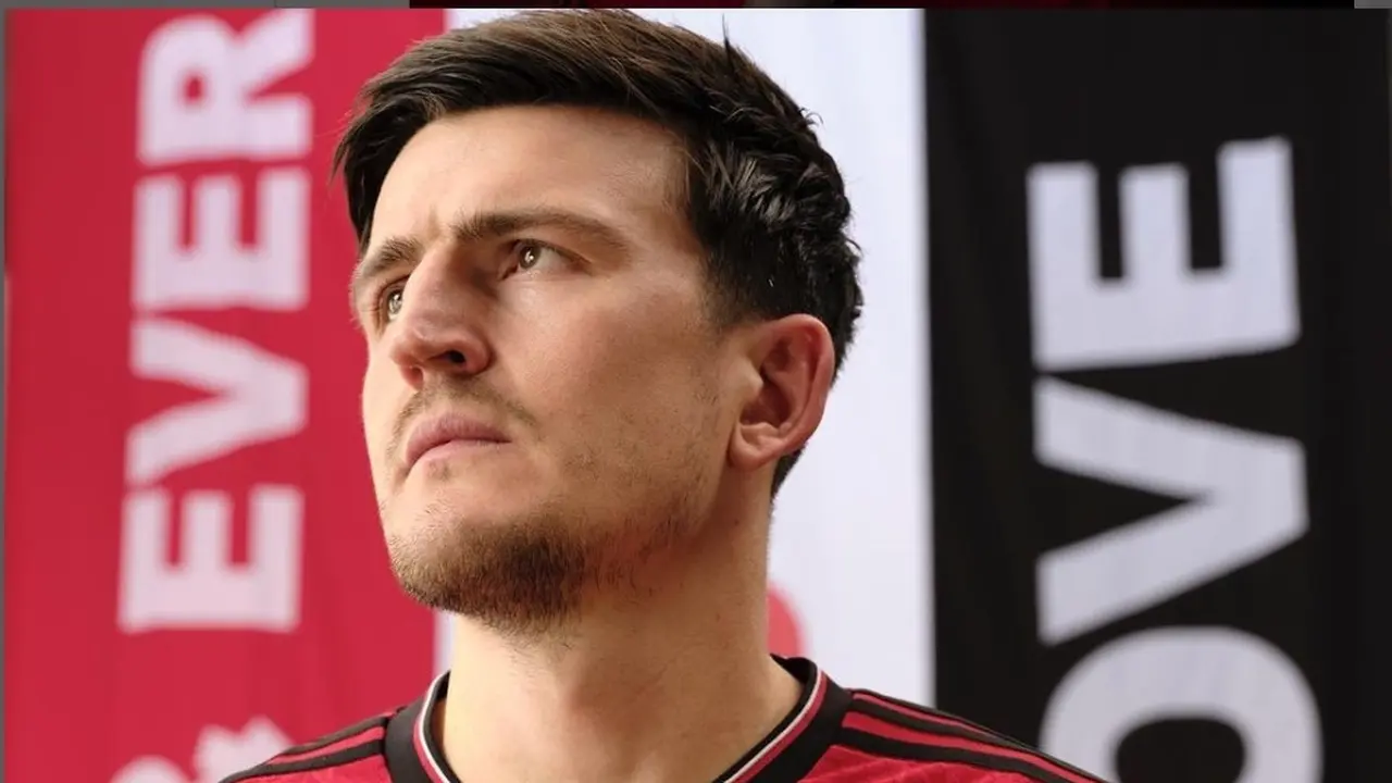 Kapten Manchester United Harry Maguire memamerkan jersey baru Manchester United musim 2023-2024 (Foto: Instagram Harry Maguire).