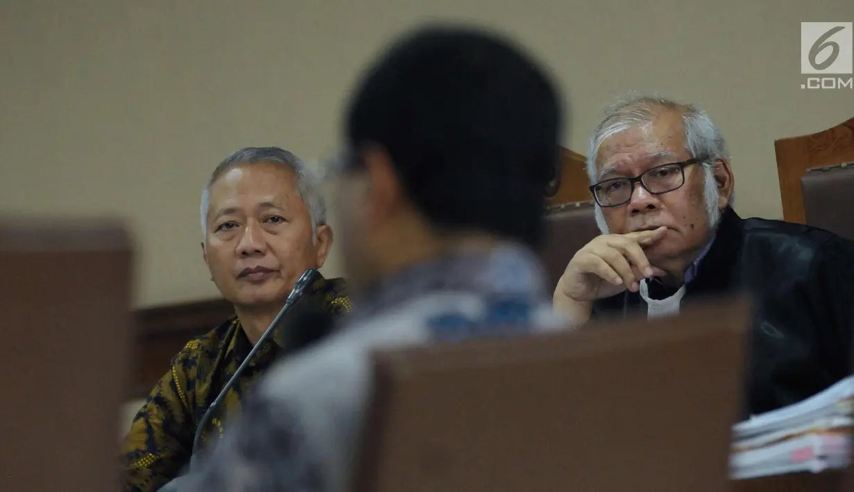 Terdakwa suap perizinan dan pengadaan proyek di lingkungan Ditjen Hubla TA 2016-2017, Antonius Tonny Budiono (kiri) menyimak kesaksian Menhub, Budi Karya Sumadi di Pengadilan Tipikor, Jakarta, Rabu (28/3). (Liputan6.com/Helmi Fithriansyah)