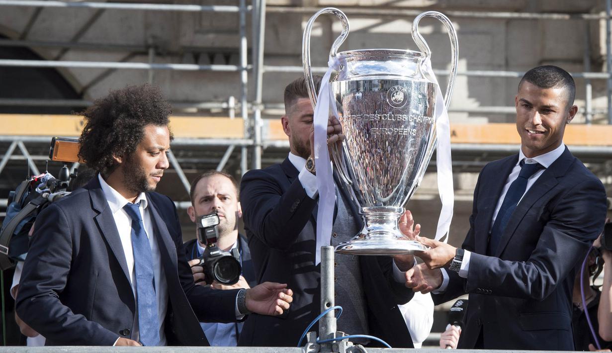 Striker Real Madrid, Cristiano Ronaldo, saat menghadiri perayaan gelar ke-12 Liga Champions di kota Madrid, Spanyol (04/06/2017). Cristiano Ronaldo merubah gaya rambutnya usai menjuarai Liga Champions. (EPA/Luca Piergiovanni)