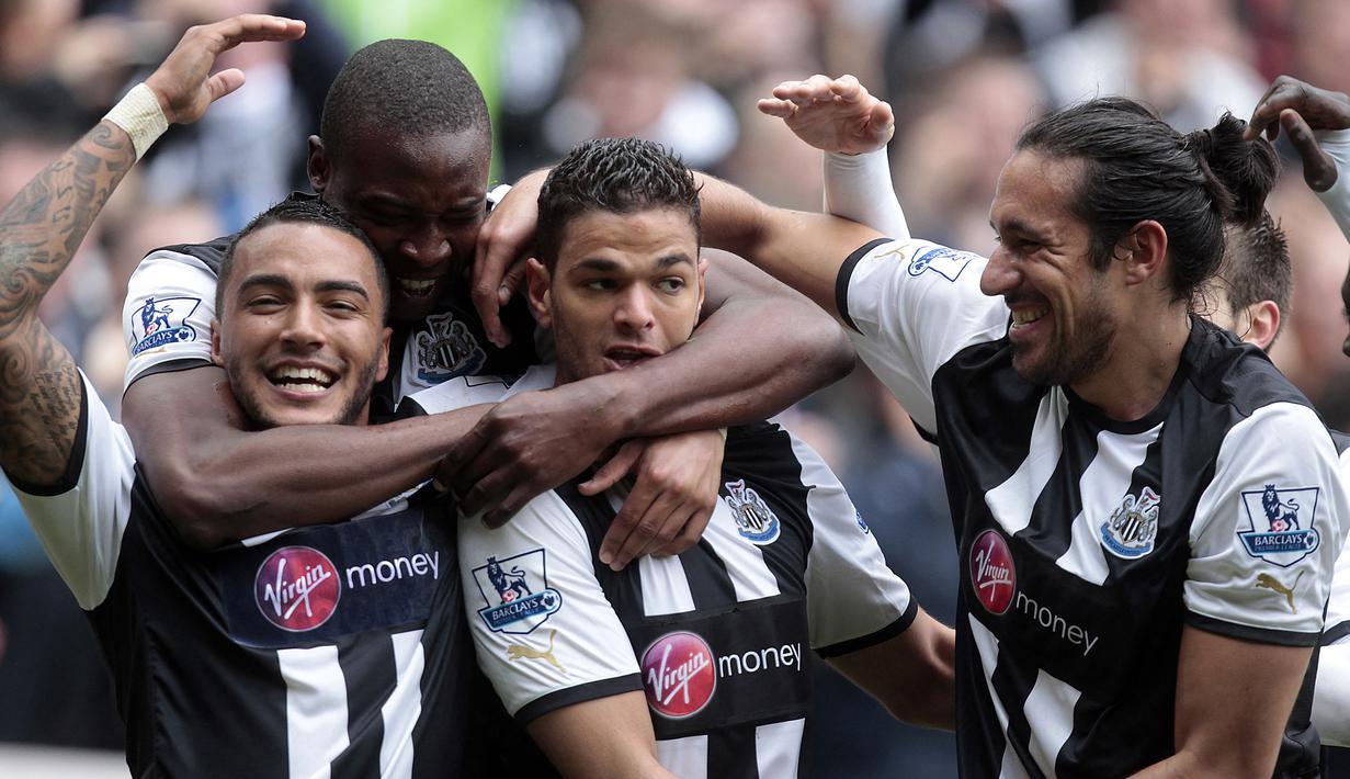Para pemain Newcastle United merayakan gol ke gawang Bolton Wanderers yang dicetak Hatem Ben Arfa dalam laga Liga Inggris 2011/2012 di St James' Park, Newcastle (9/4/2012). Pada musim 2011/2012 Newcastle United berhasil menyodok ke peringkat 6 pada klasemen akhir Liga Inggris. Klub Big Six yang terlempar dari posisi enam besar adalah Liverpool di posisi ke-8. (AFP/Graham Stuart)
