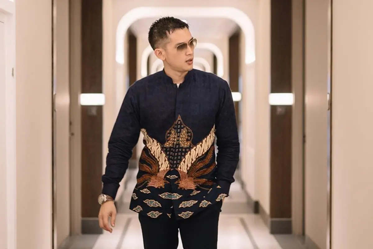 Gaya Rezky Aditya Pakai Batik, Gagah Banget