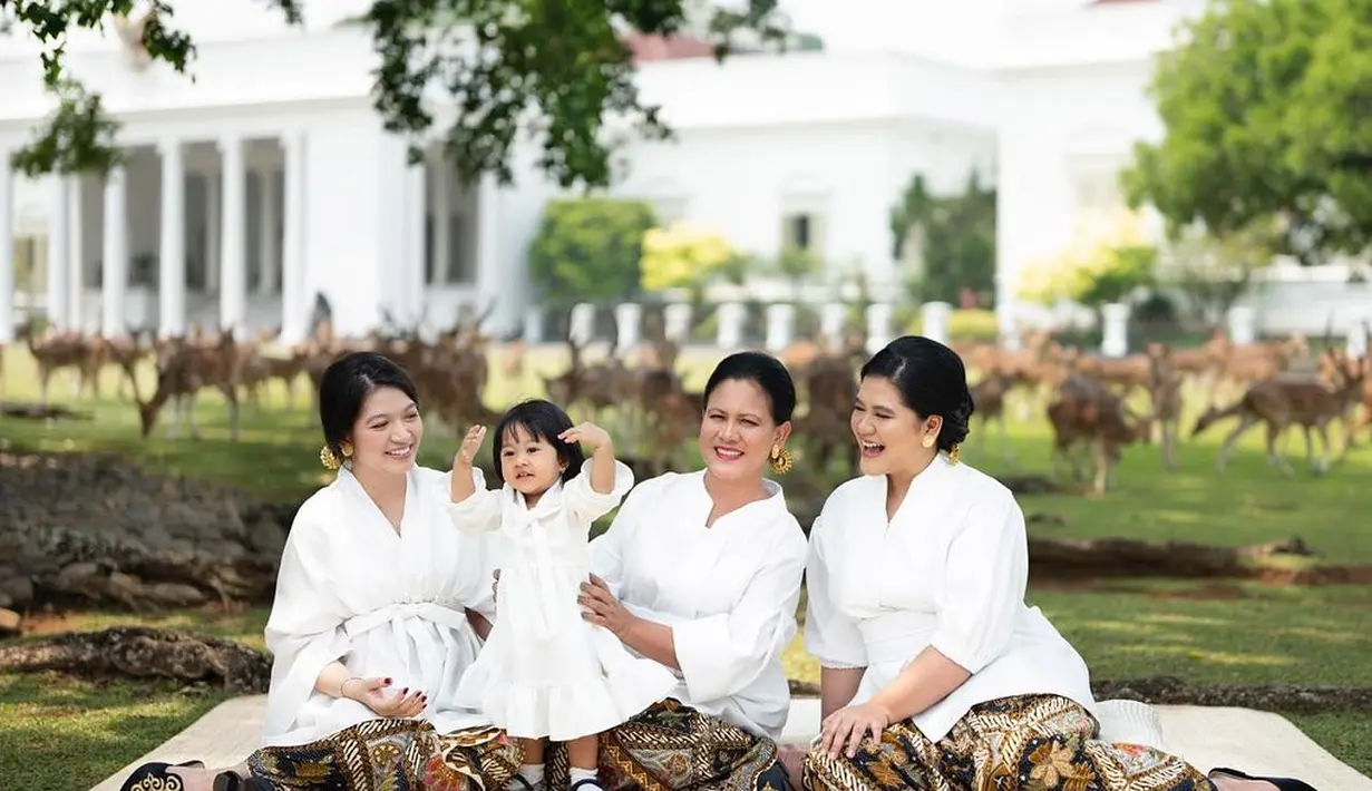 Kali ini, ketiganya kompak tampil dengan busana berwarna putih. Atasan simpel berwarna putih, dipadu dengan kain batik sebagai rok, Selvi Ananda tampil cantik dengan mertua dan iparnya. [Foto: Instagram/doleytobing]