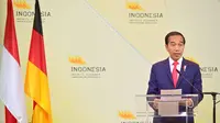 Presiden Jokowi saat berbicara di pembukaan pertemuan bisnis di Hall 2 Hannover Fairground, Hannover. Jokowi mengajak para pebisnis Jerman untuk berinvestasi di Ibu Kota Nusantara (IKN), Kalimantan Timur.