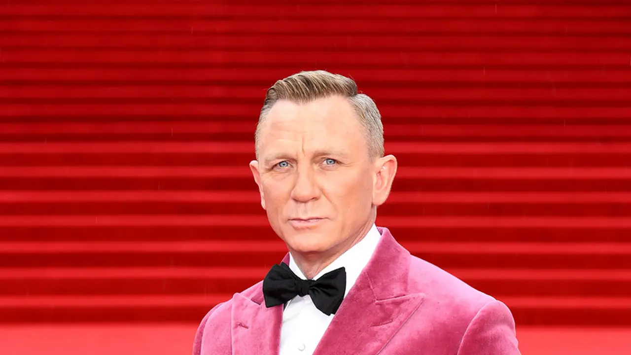 Gaya Daniel Craig dengan Jas Pink di Premier No Time To Die Dicemooh