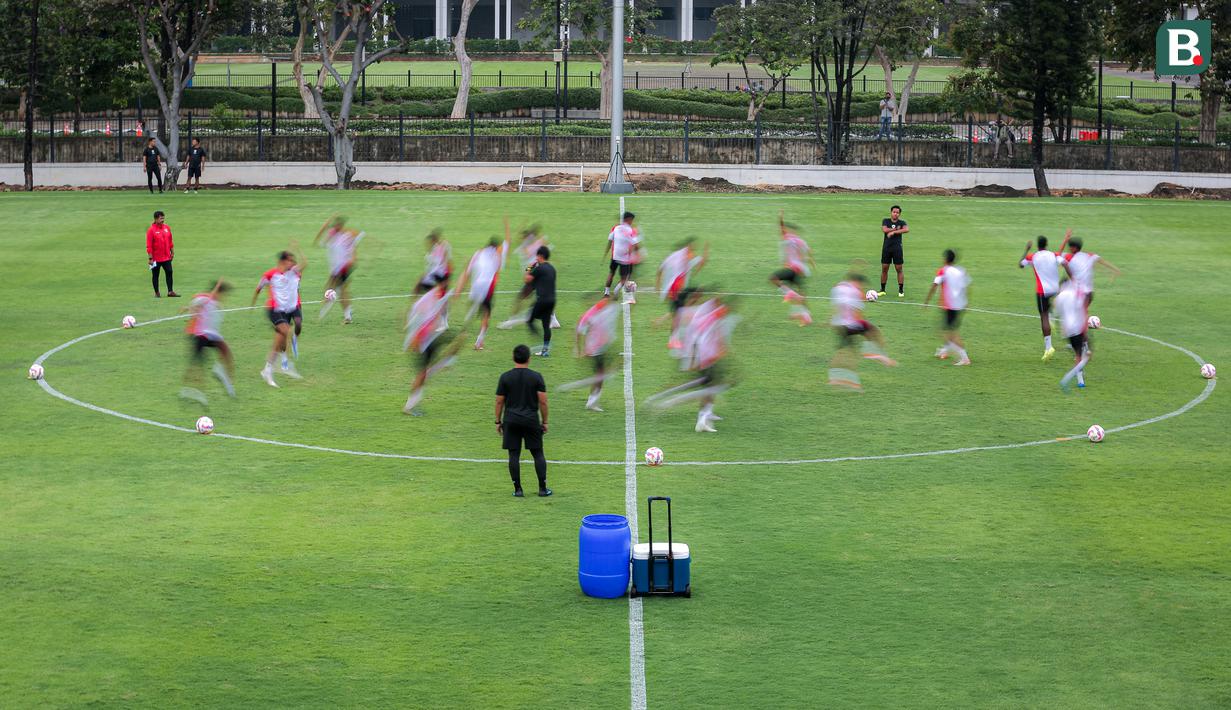 Pemain Timnas Indonesia U-20 saat latihan resmi menjelang Kualifikasi Piala Asia U-20 2025 yang berlangsung di Lapangan A, Stadion Utama Gelora Bung Karno (SUGBK), Senayan, Jakarta, Selasa (24/09/2024). (Bola.com/Bagaskara Lazuardi)