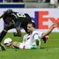 Striker Ajax Amsterdam, Bertrand Traore, berebut bola dengan bek Olympique Lyon, Jeremy Morel, pada laga semifinal Liga Europa di Stadion Parc Olympique Lyonnais, Kamis (12/05/2017). Lyon menang dengan skor 3-1. (AFP/Jeff Pachoud)