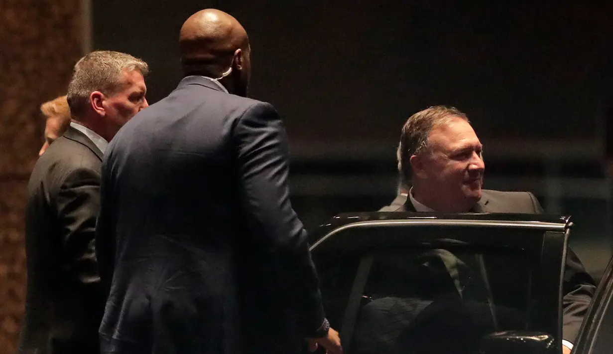 Menteri Luar Negeri AS Mike Pompeo masuk ke da;am mobilnya seusai makan malam dengan Pejabat tinggi Korea Utara, Kim Yong Chol di New York, Rabu (30/5). Pompeo dan Yong Chol sama-sama tidak berbicara dengan media sebelum perjamuan. (AP/Julie Jacobson)