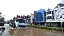 Sejumlah warga menerobos genangan banjir dengan menumpang sebuah truk di kawasan Kelapa Gading, Jakarta, Selasa (10/2/2015). Menurut Kadin DKI Jakarta, kerugian akibat banjir mencapai Rp 1,5 triliun tiap harinya.(Liputan6.com/Faizal Fanani)