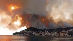 Api berkobar di gunung dekat Desa Limni, Pulau Evia, sekitar 160 kilometer (100 mil) utara Athena, Yunani, Selasa (3/8/2021). Yunani bergulat dengan gelombang panas terburuk dalam beberapa dasawarsa. (AP Photo/Michael Pappas)