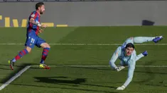 Pemain Levante Jose Luis Morales (kiri) mencetak gol ke gawang Real Madrid yang dijaga Thibaut Courtois pada pertandingan Liga Spanyol di Stadion Alfredo Di Stefano, Madrid, Spanyol, Sabtu (30/1/2021). Real Madrid kalah 1-2. (AP Photo/Manu Fernandez)