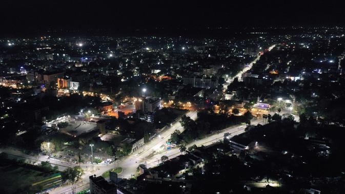 Sebuah jalan terlihat sepi di Prayagraj, India, Minggu (29/3/2020). Perdana Menteri India Narendra Modi meminta maaf kepada publik karena memaksakan kebijakan lockdown selama tiga minggu. (AP Photo/Rajesh Kumar Singh)