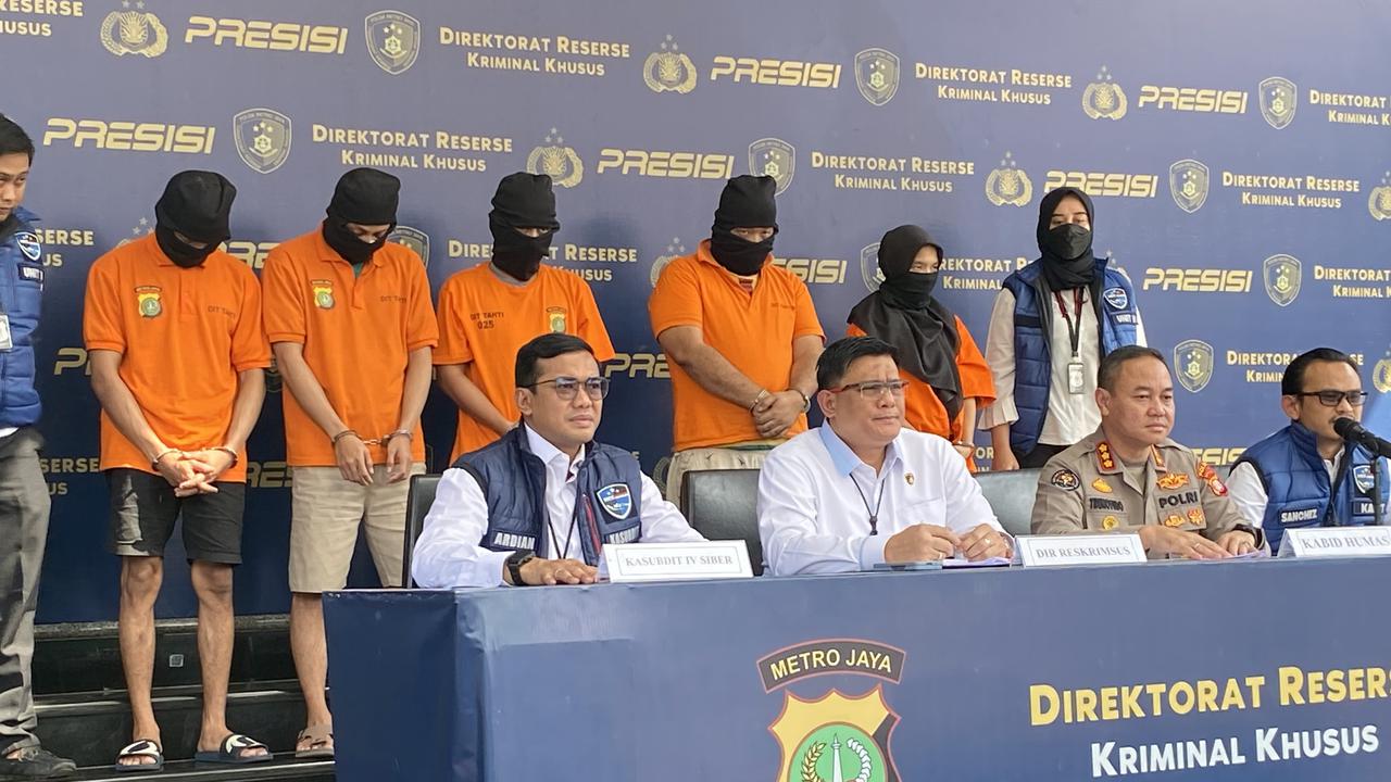 Polda Metro Jaya membongkar industri pembuatan film porno. Total ada lima orang yang ditetapkan sebagai tersangka dalam kasus ini. (Liputan6.com/Ady Anugrahadi)