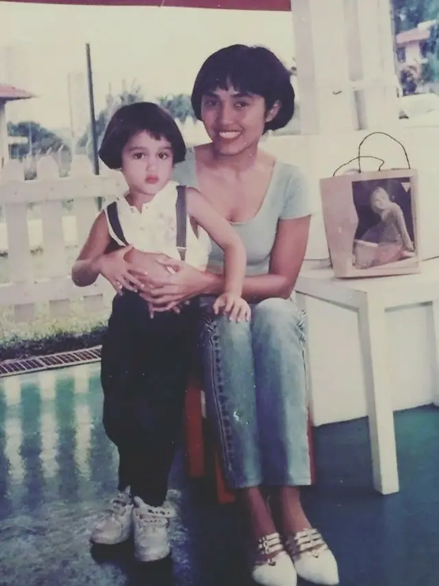 Foto Masa Kecil 6 Seleb Cewek Bersama Ibunda, Penuh Kenangan