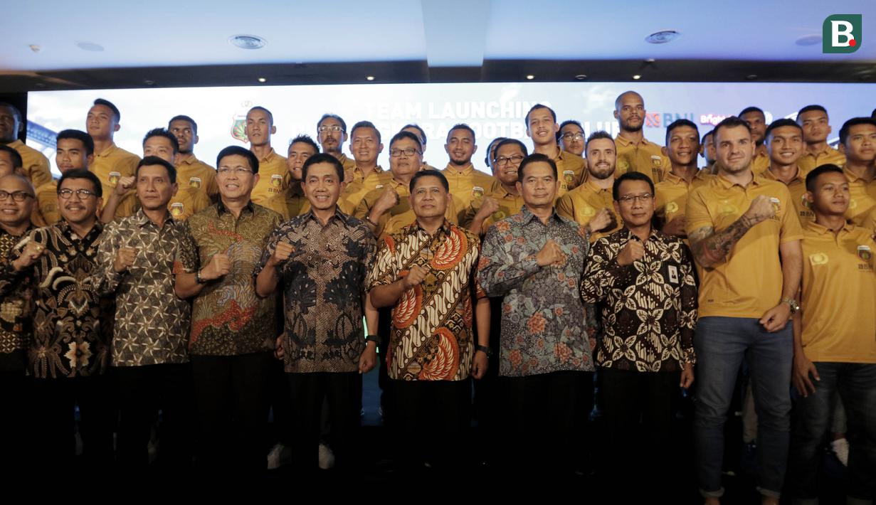 Para pemain dan petinggi Bhayangkara FC foto bersama saat launching tim di Hotel Borobudur, Jakarta, Jumat (23/2/2018). Bhayangkara FC memperkenalkan pemain dan jersey baru untuk musim Liga Indonesia musim 2018. (Bola.com/M Iqbal Ichsan)