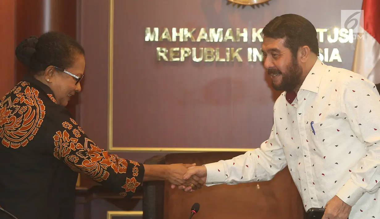 Menteri PPPA, Yohana Yembise bersalaman dengan Ketua MK Anwar Usman saat pertemuan di Jakarta, Rabu (26/12). Menteri Yohana mengapresiasi putusan MK atas Judicial Review batas minimal usia perkawinan untuk prempuan. (Liputan6.com/Herman Zakharia)