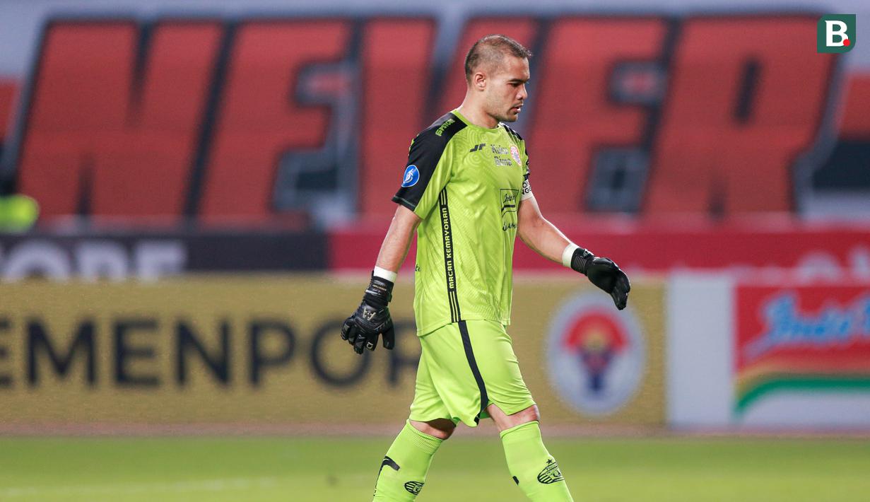 Kiper Persija Jakarta, Andritany Ardhiyasa saat pertandingan pekan ketujuh BRI Liga 1 2023/2024 melawan Borneo FC yang berlangsung di Stadion Patriot Candrabhaga, Bekasi, Rabu (9/8/2023). (Bola.com/Bagaskara Lazuardi)