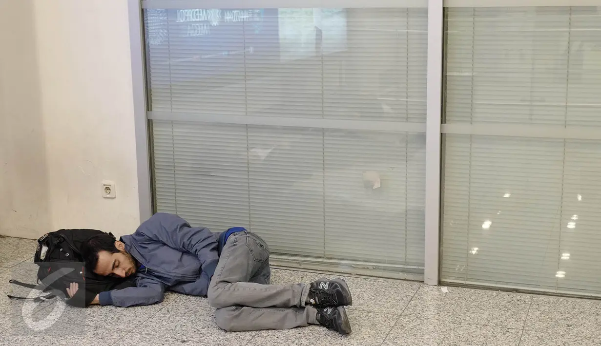 Seorang calon penumpang tertidur di lantai Bandara Internasional Ataturk, Istanbul, Rabu (19/4). Tahun 2015, bandara di kota terpadat Negara Turki itu merupakan bandara tersibuk ke 11 di dunia dengan 61,8 juta penumpang. (Liputan6.com/Immanuel Antonius)
