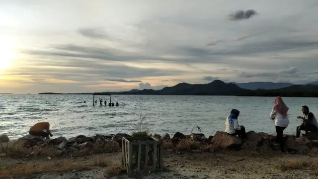 Keindahan pantai yang masih asri, pengunjung bisa melihat langsung hamparan pasir putih yang luas (Arfandi/Liputan6.com)