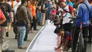 Sejumlah warga melakukan tanda tangan di bentangan sapanduk panjang di Bundaran HI, Jakarta, Minggu (16/4). Ratusan tanda tangan tersebut di bentuk untuk mendukung pilkada DKI Jakarta yang damai dan tidak golput. (Liputan6.com/Angga Yuniar)