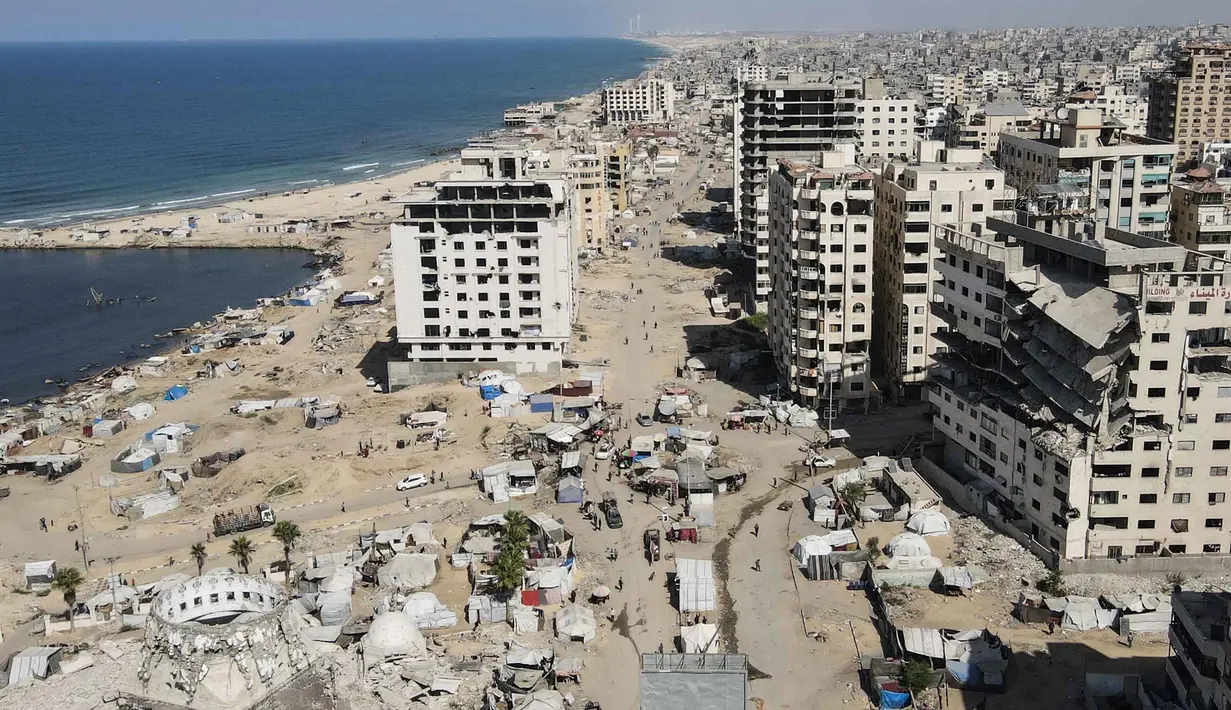 Kerusakan ini tak sekadar pada bangunan, tapi juga sistem air bersih, energi, sampai sumber pangan. (Foto oleh AFP)
