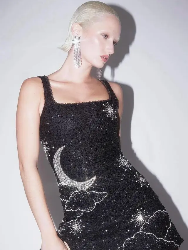 Taylor Swift Kenakan Mini Dress di hari ulang tahun